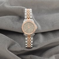 ساعة نسائية باللونين الفضي والنحاسي