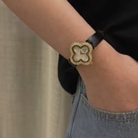 ساعة جلد نسائية بلونها الأسود الذهبي الميناء الابي...