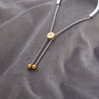 ساعة نسائية حصير باللون الذهبي الفضي