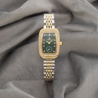 ساعة نسائية باللونين الفضي والذهبي