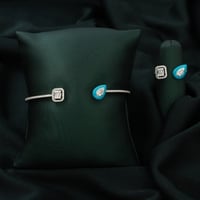 تتميز الإسوره بتصميمها المتناغم الذي يلتف على معصم...