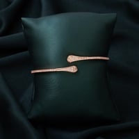 اسوره بتصميم مذهل لتمنح إطلالتك حضور ملفت وجميل