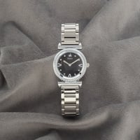 ساعة نسائية باللون الفضي