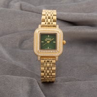 ساعة نسائية باللون الذهبي