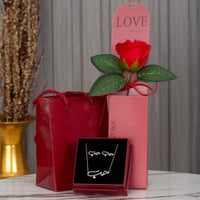 طقم نسائي ذهبي بتغليف باللون الاحمر لامثيل له من ا...