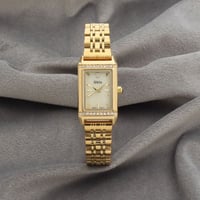 ساعة نسائية باللون الذهبي