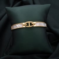 اسوارة باللون الذهبي