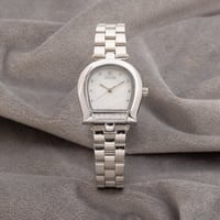 ساعة نسائية باللون الفضي