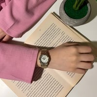 ساعة نسائية استيل باللون الذهبي ميناء ابيض لتعطيك...