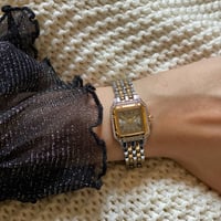 ساعة نسائية باللونين الفضي والذهبي