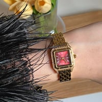 ساعة نسائية باللون الذهبي