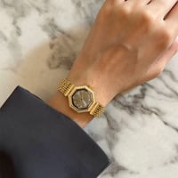 ساعة نسائية باللون الذهبي