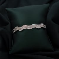 اسوارة نسائية باللون الفضي