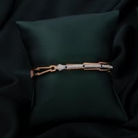 اسوارة نسائية باللون الذهبي