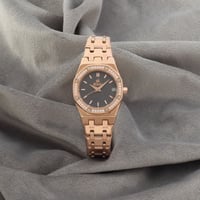 ساعة نسائية باللون النحاسي