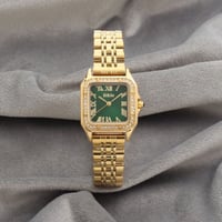 ساعة نسائية باللون الذهبي