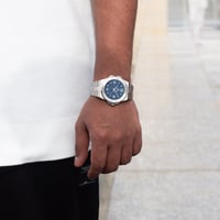 الأنافة في ساعة ، ساعة رجالية تصميمها يعكس معاني ا...