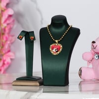 طقم بناتي تصميم مفرغ يتزين برسومات ملفته فالمنتصف...