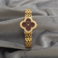 ساعة نسائية باللون الذهبي