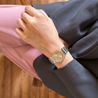 ساعة نسائية باللونين الفضي والنحاسي