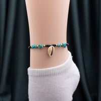 خلخال نسائي باللون السماوي