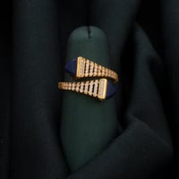 يزدان هذا الخاتم المكون من عدت حلقات فصوص مزدوجة ب...