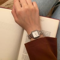 ساعة نسائية باللون الفضي