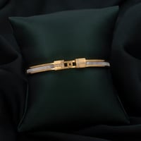 اسوارة نسائية باللون الذهبي