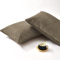 طقم بيت مخدة مخملي - 2 قطع - رمادي داكن