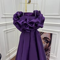 فستان بنفسجي فخم قصه اوف شولدر مع تصميم مجعد حول ا...