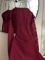 فستان سهره اللون برغندي الخامه باربي دانتيل دبل كل...