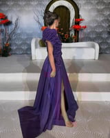 فستان بنفسجي فخم قصه اوف شولدر مع تصميم مجعد حول ا...