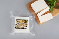 جبن حلوم ماعز – الطعم الأصيل والقوام المثالي للشوي