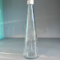 قارورة زجاج باحجام مختلفه