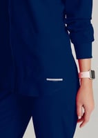 بلوزة سكراب Stability باللون كُحلي من سكيتشرز