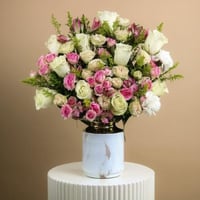 فازة الأبيض والبنفسج المتدرج