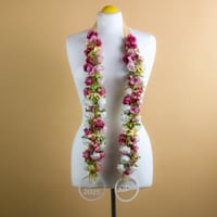 طوق التخرج بزهور البنفسج