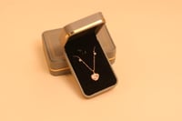 تنسيق ورد مع قلادة Embrator