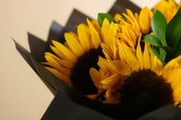 باقة ورد دوار الشمس المشرقة