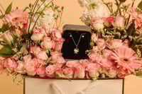 تنسيق ورد مع قلادة Embrator