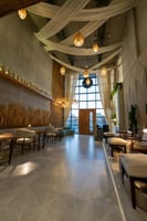 باقة ورد وردي مع قسيمة من جويس هاند سبا