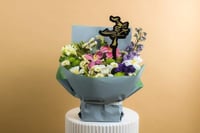 زهور التخرج الهادئة – تنسيق أزرق ووردي وبنفسجي