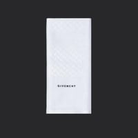 شماغ جيفنشي أبيض الأصلي 2024