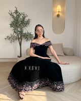 فستان سهرة أسود مخملي بتصميم أوف شولدر