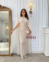 طقم مطرّز بترتر لامع مع كاب شيفون أنيق