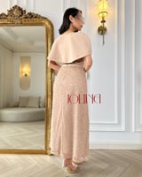 فستان طويل بتطريز لامع وكاب للأكتاف