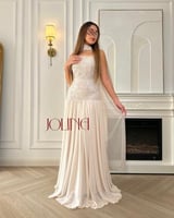 فستان أوف وايت بتصميم انسيابي