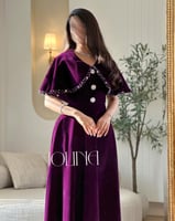 فستان بنفسجي من المخمل بتفاصيل كريستالية