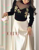 طقم اسود مطرز ذهبي بتنورة سكرية