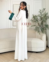 جلابية بأكمام خضراء